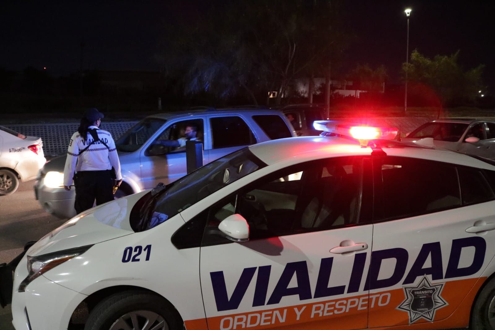 Agentes viales en Torreón detienen a conductor ebrio que agredió a su pareja