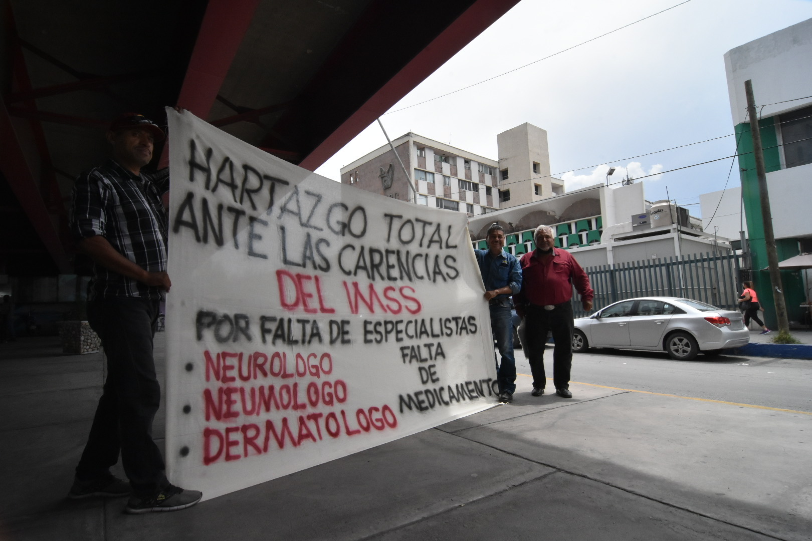 Demandan obreros al IMSS Monclova que cumpla