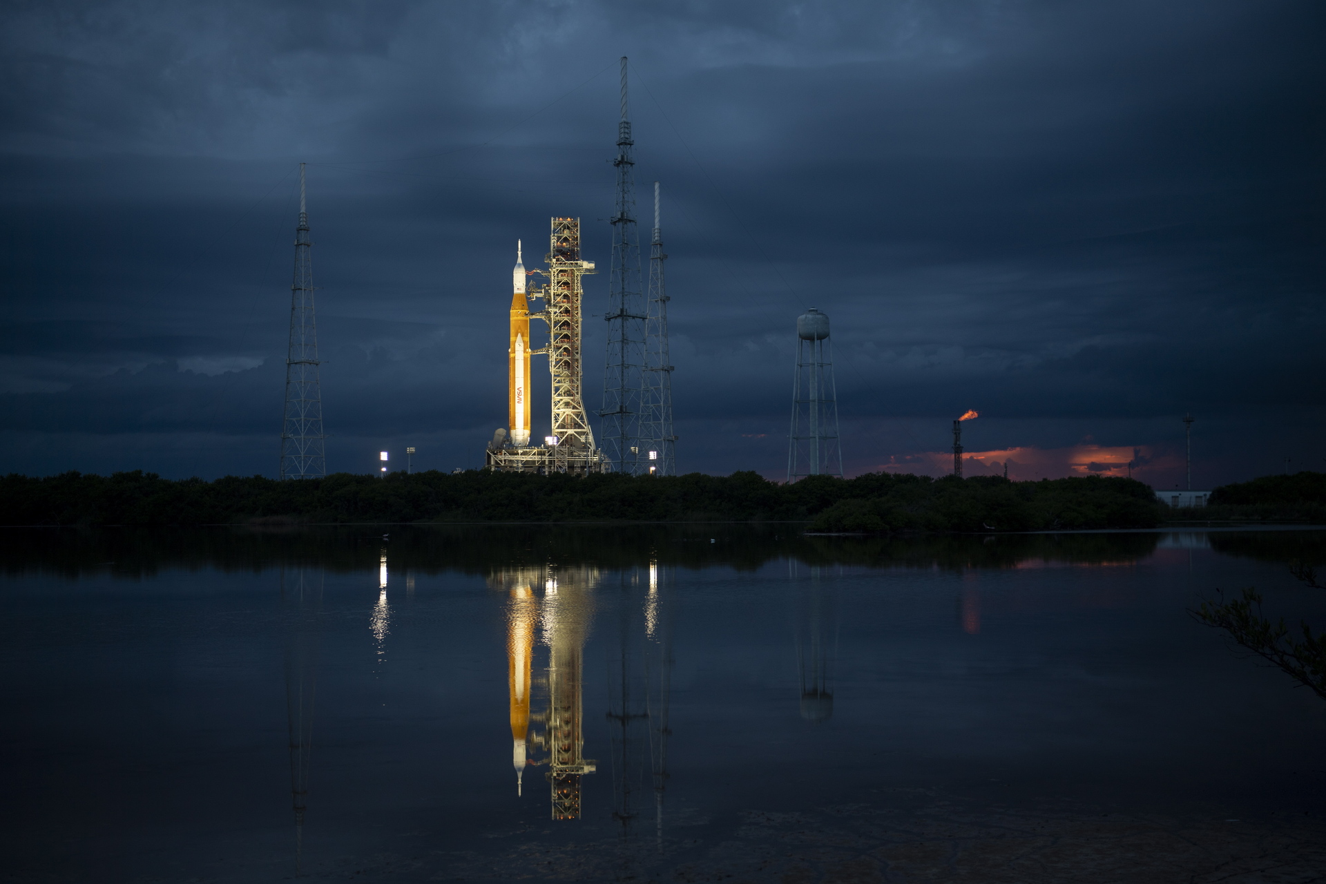 La NASA regresa al hangar el cohete de Artemis I ante amenaza de huracán Ian