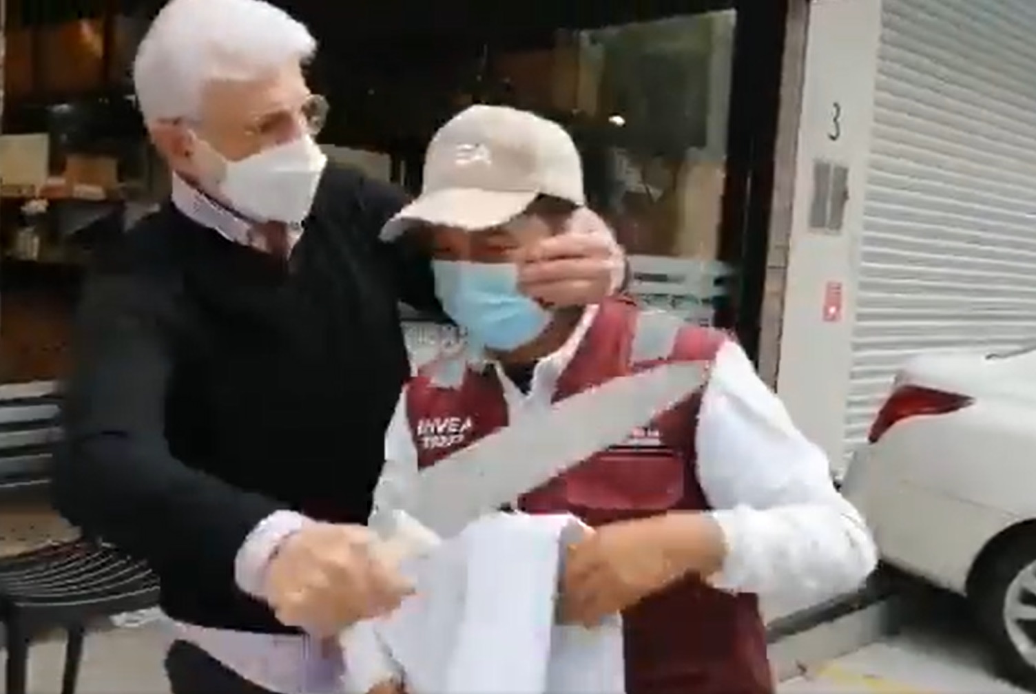VIDEO: Padre de Mauricio Tabe amenaza a funcionario de Invea con un cuchillo