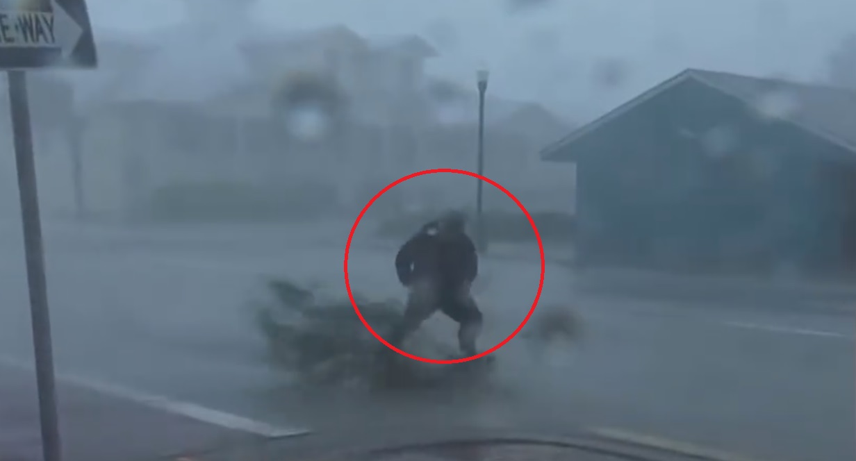 VIDEO: Reportero es arrastrado y golpeado por el huracán Ian