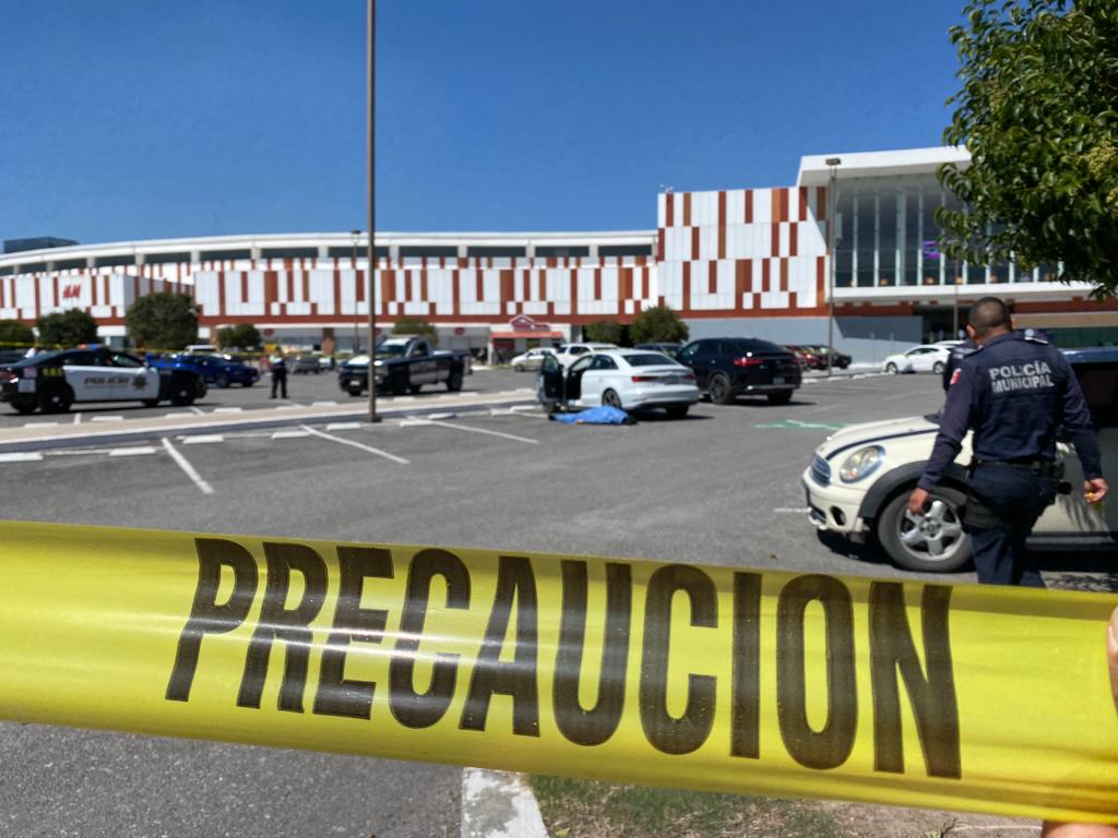 Por posible infarto, muere hombre en estacionamiento de Galerías en Saltillo