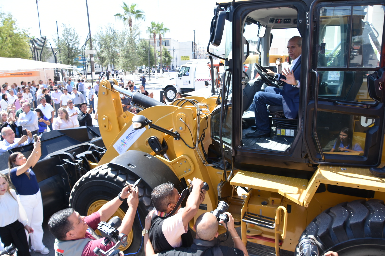 Alcalde de Monclova entrega vehículos y maquinaria