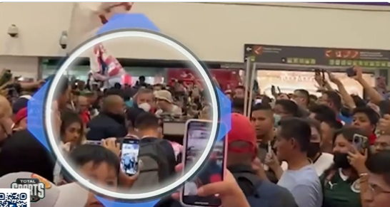 VIDEO: Aficionado de Chivas agrede a Ricardo Peláez en el aeropuerto de CDMX