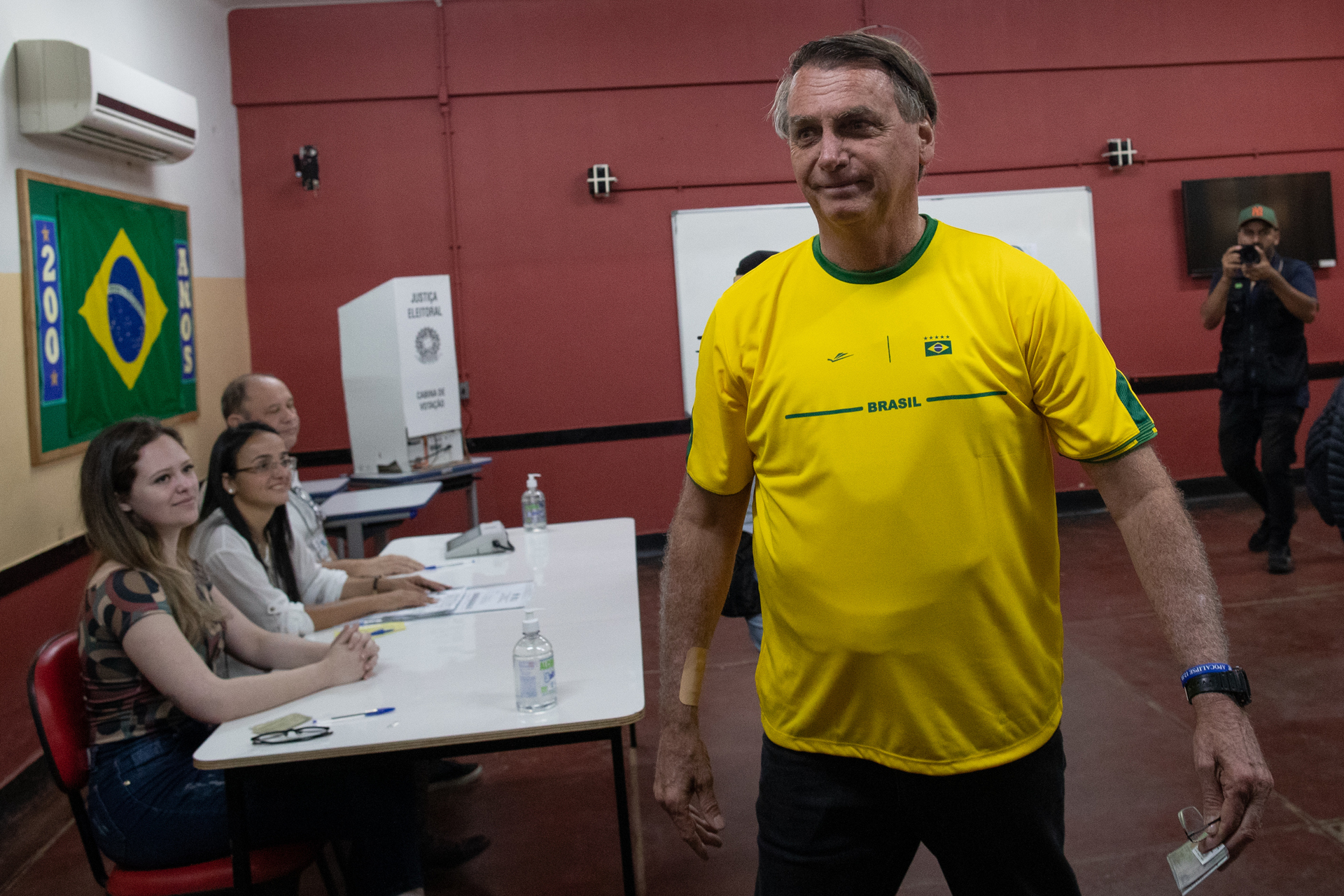 Jair Bolsonaro acude a votar y asegura que ganará en la primera vuelta