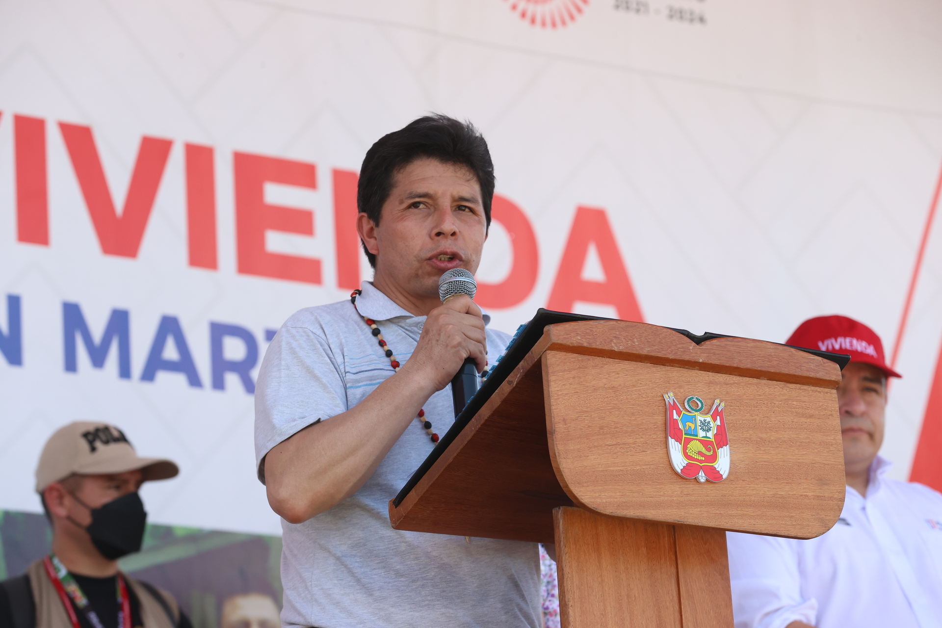 Pedro Castillo invita a votar en 'fiesta democrática' de las locales y regionales