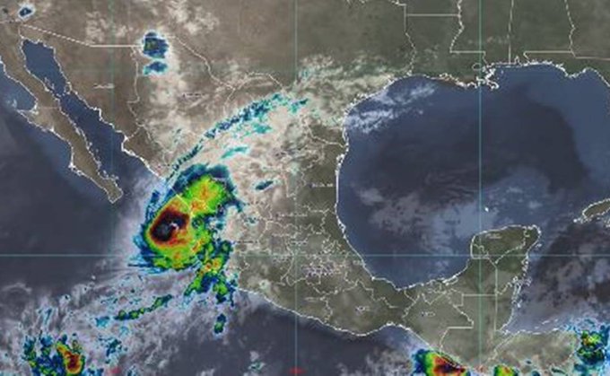 Huracán Orlene cae a categoría 2 rumbo al occidente de México