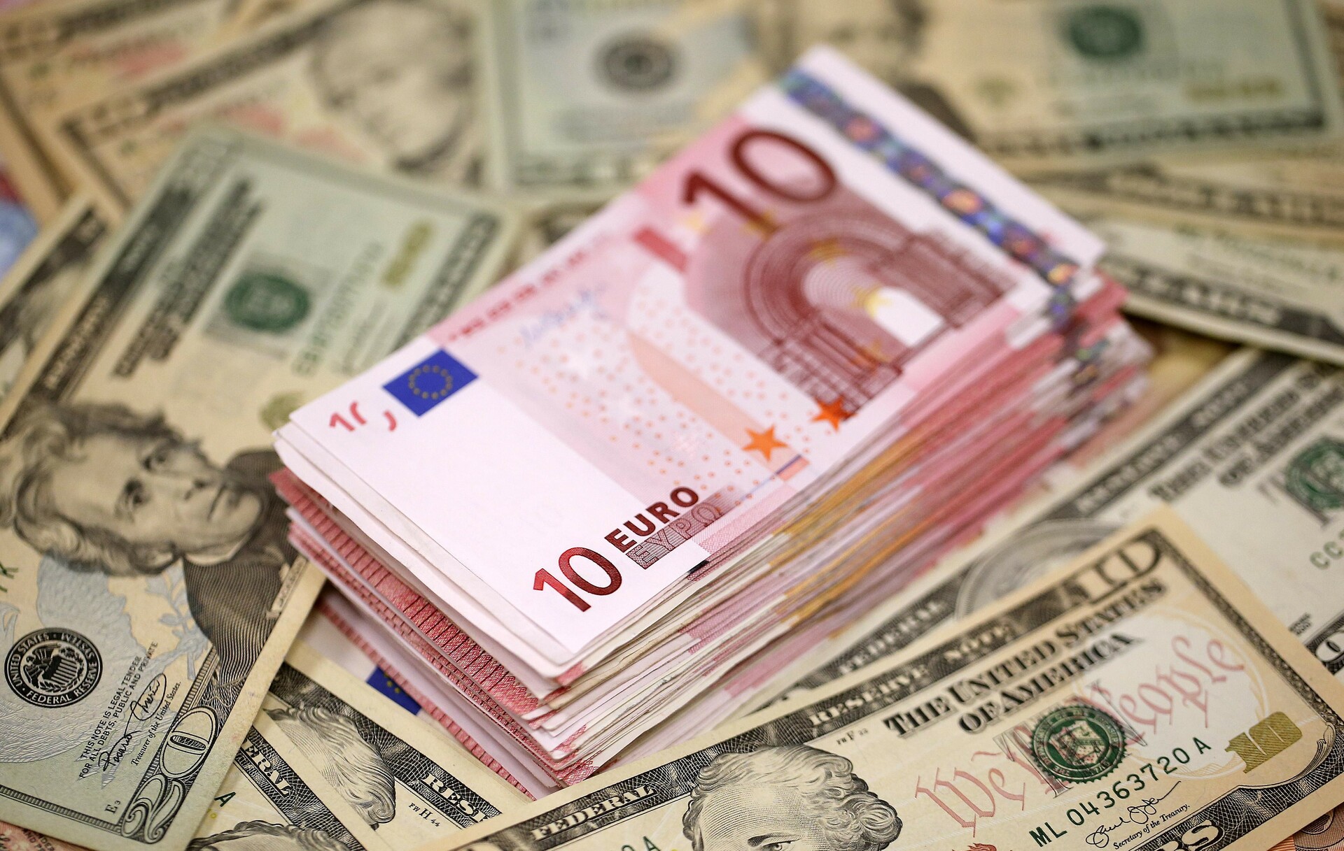 Euro se estabiliza y se valúa a 0.98 dólares por unidad