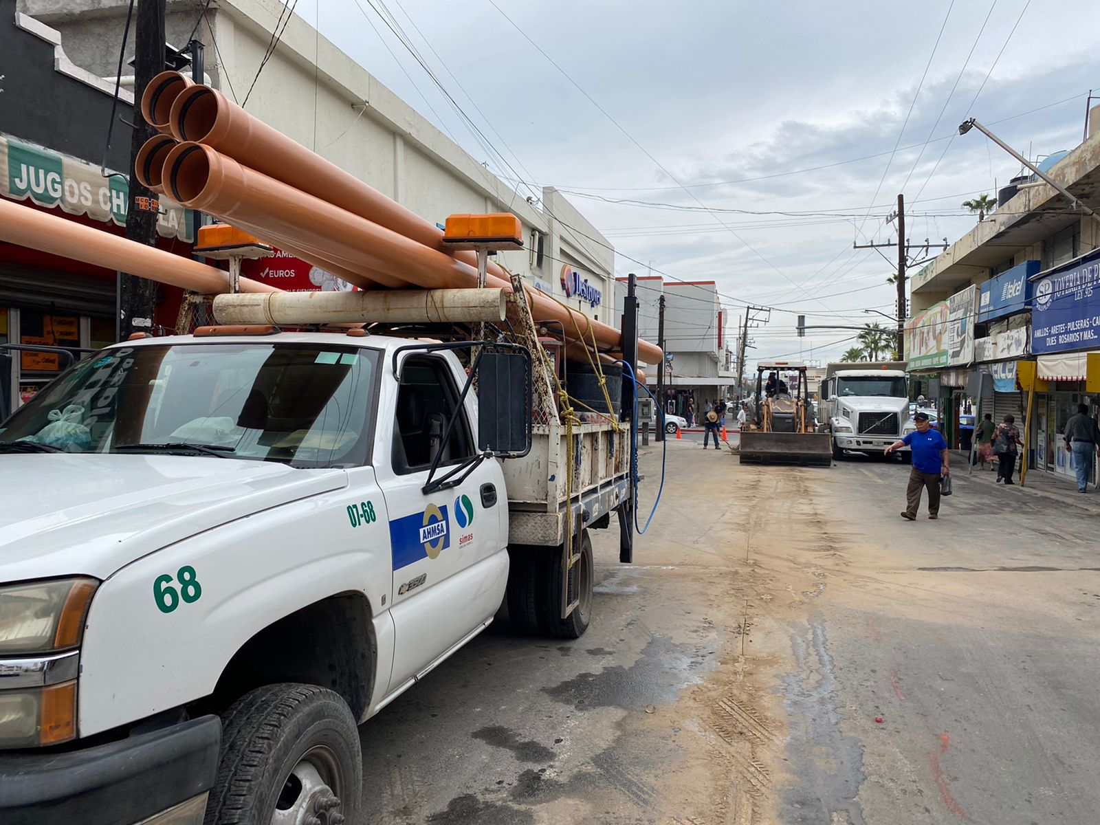 Simas sustituye tubería de drenaje en el Centro en Monclova