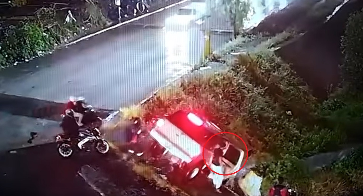 VIDEO: Hombres alcanzan a salir de camioneta antes de caer a un canal de aguas negras