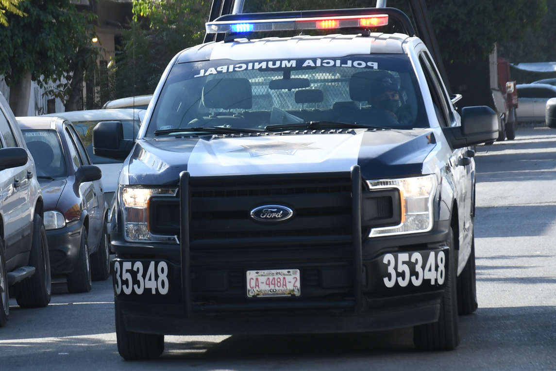 Con lujo de violencia, falsos pasajeros asaltan a taxista en Torreón