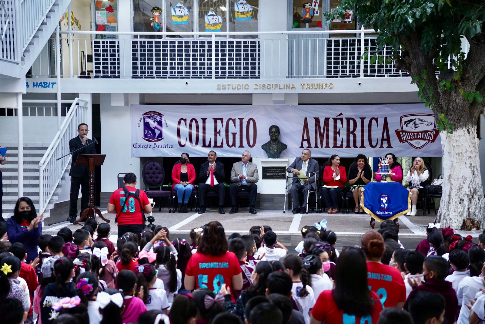 Alcalde de Torreón reconoce trayectoria del Colegio América