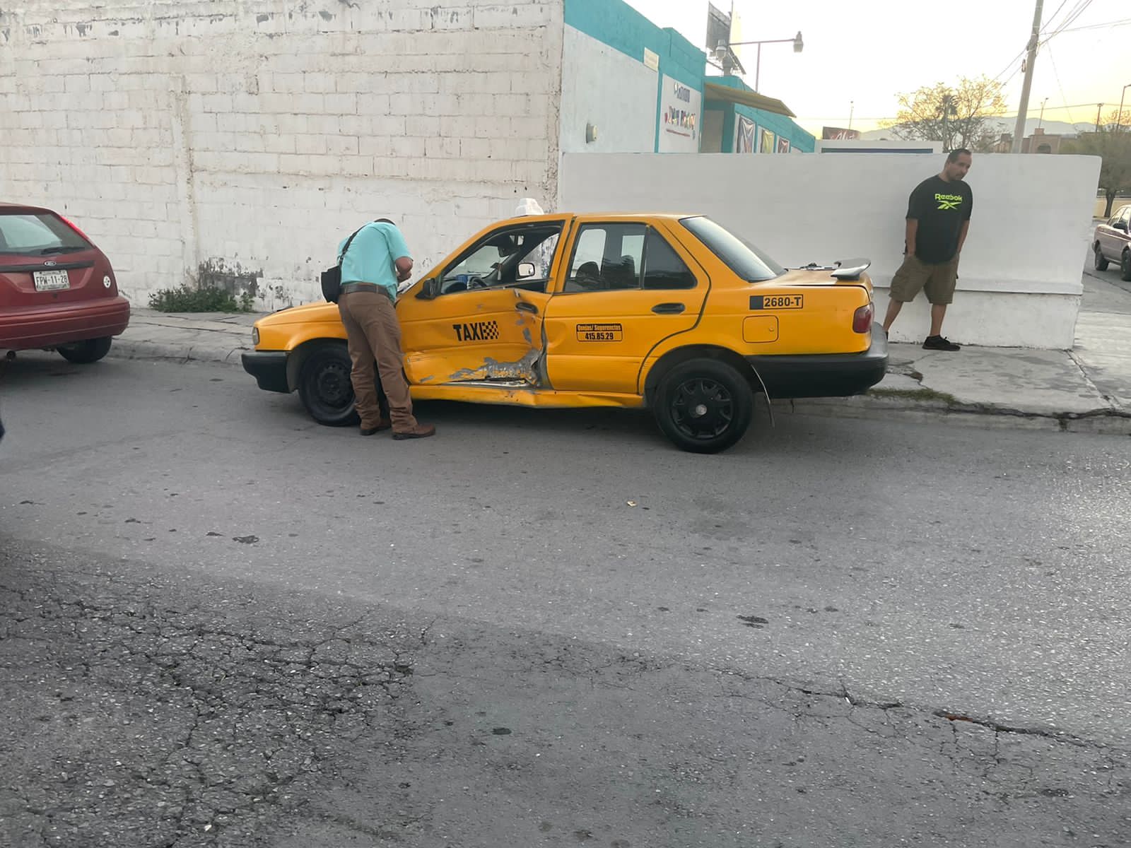 Taxista ocasiona fuerte choque al ignorar señal de alto en Saltillo