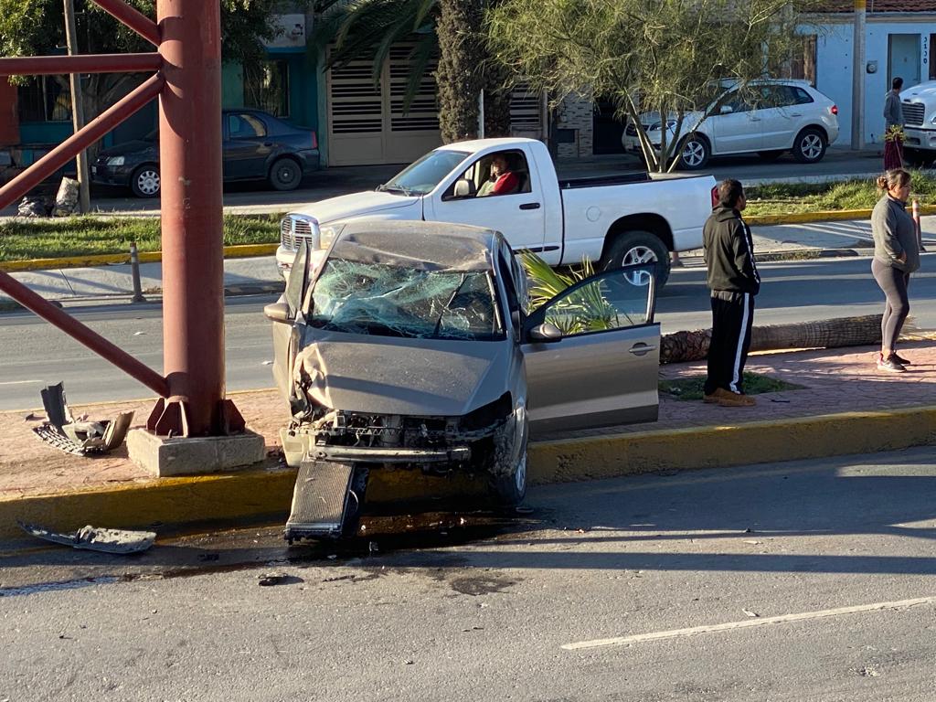 Por exceso de velocidad jovencita se accidenta frente a Centro de Justicia Penal en Saltillo
