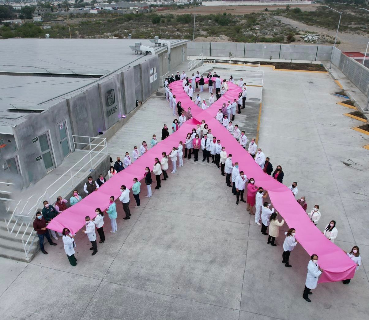 Con lazo rosa humano concientiza IMSS Coahuila sobre detección de cáncer de mama