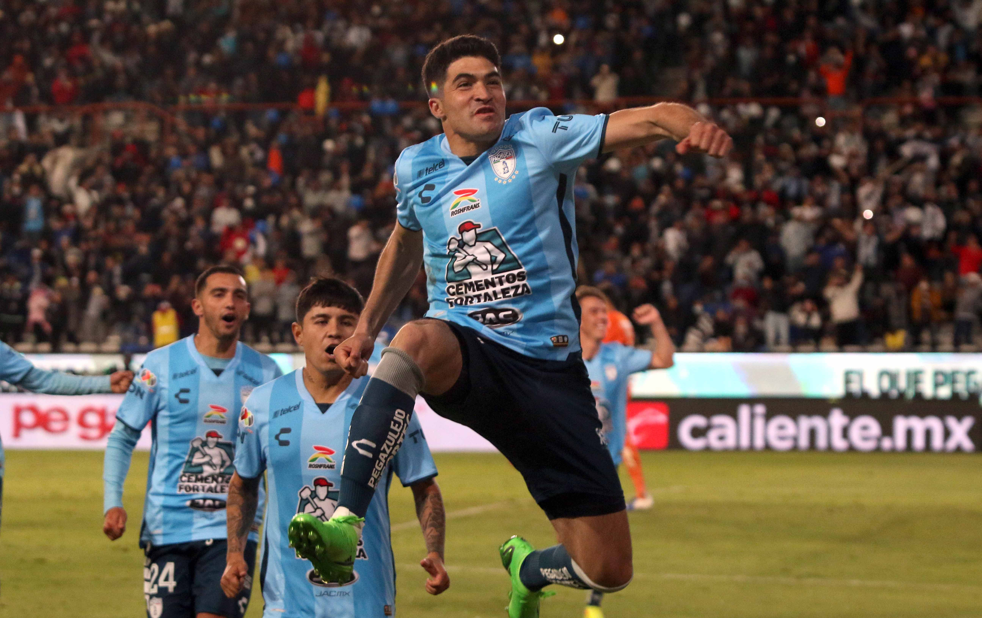 Los Tuzos de Guillermo Almada golean a Rayados de Monterrey en la semifinal de ida