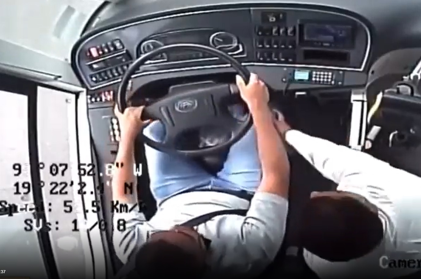 VIDEO: Así chocó el aspirante a conductor en Trolebús Elevado