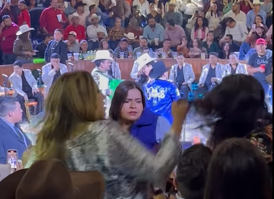 VIRAL: Mujeres protagonizan pelea en concierto de Los Dos Carnales