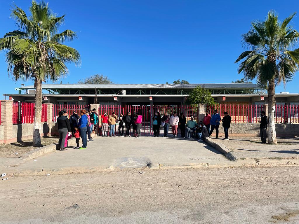 Toman padres secundaria para demandar reparaciones en Frontera, Coahuila