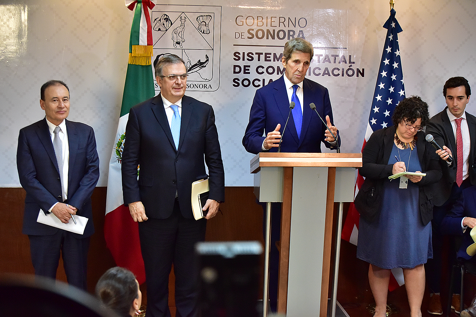 'Pemex reducirá 98% de las emisiones de gas metano', dice AMLO a John Kerry