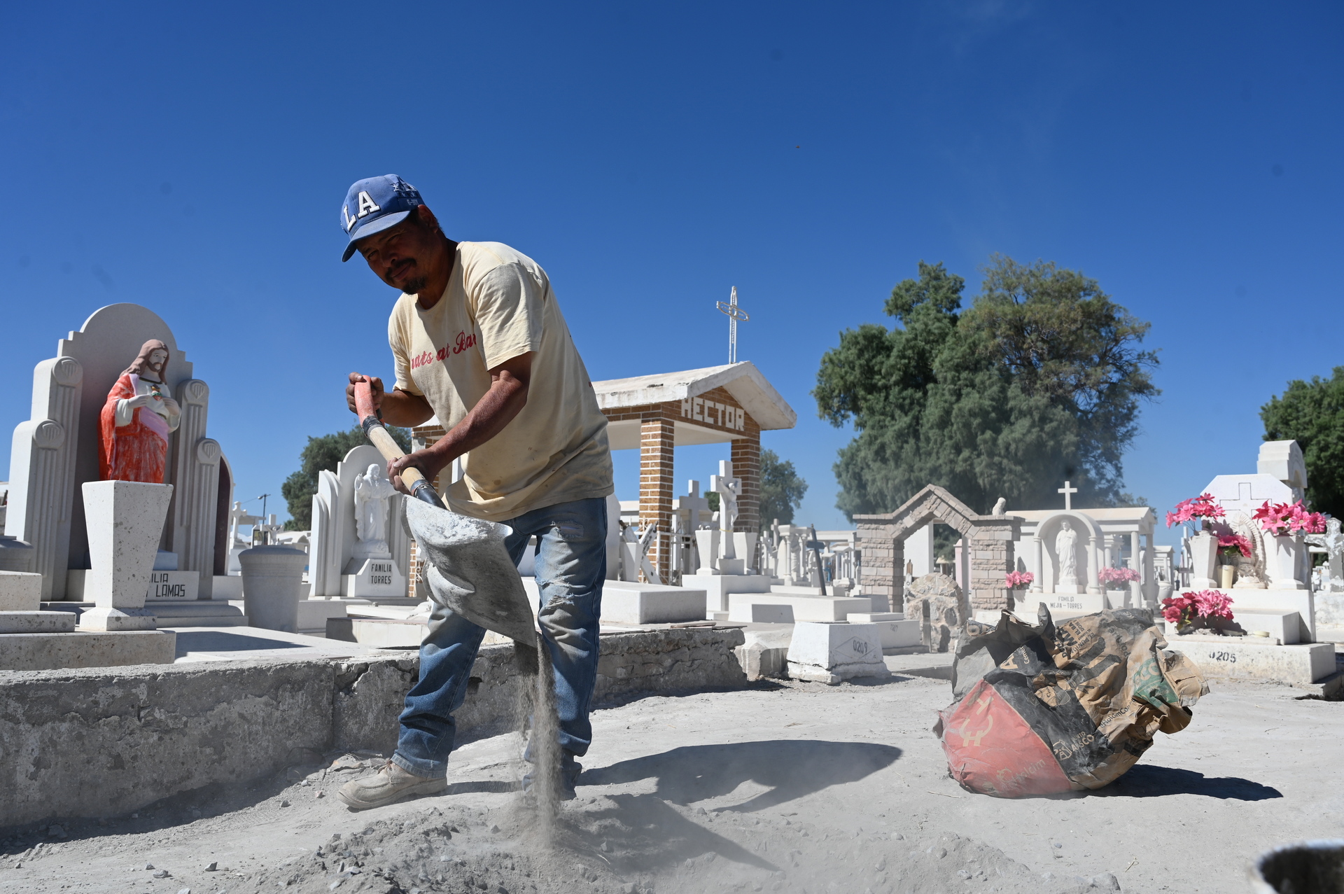 Los sepultureros de San Pedro y su vida entre las tumbas