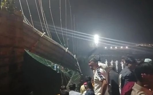 Colapso de puente deja al menos 35 personas muertas en India