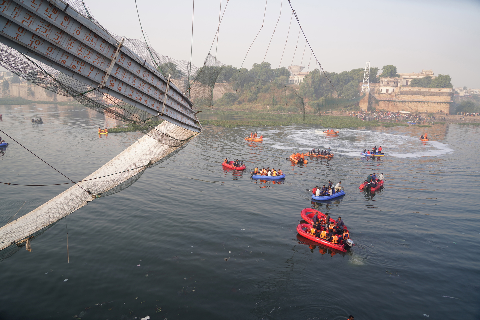 Arrestan a nueve personas tras el colapso del puente que dejó 134 muertos en India