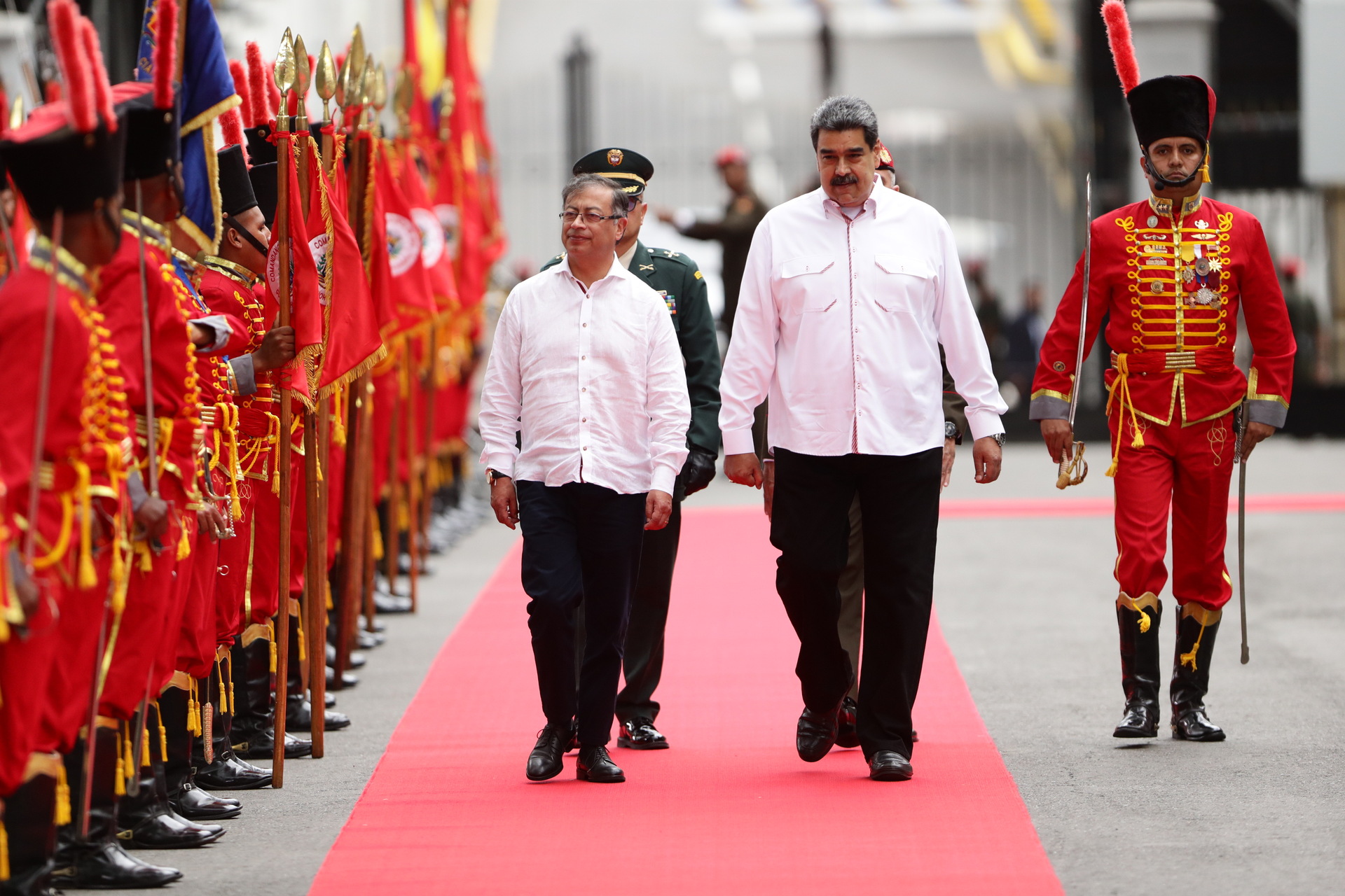 Nicolás Maduro recibe con honores a Gustavo Petro en Caracas