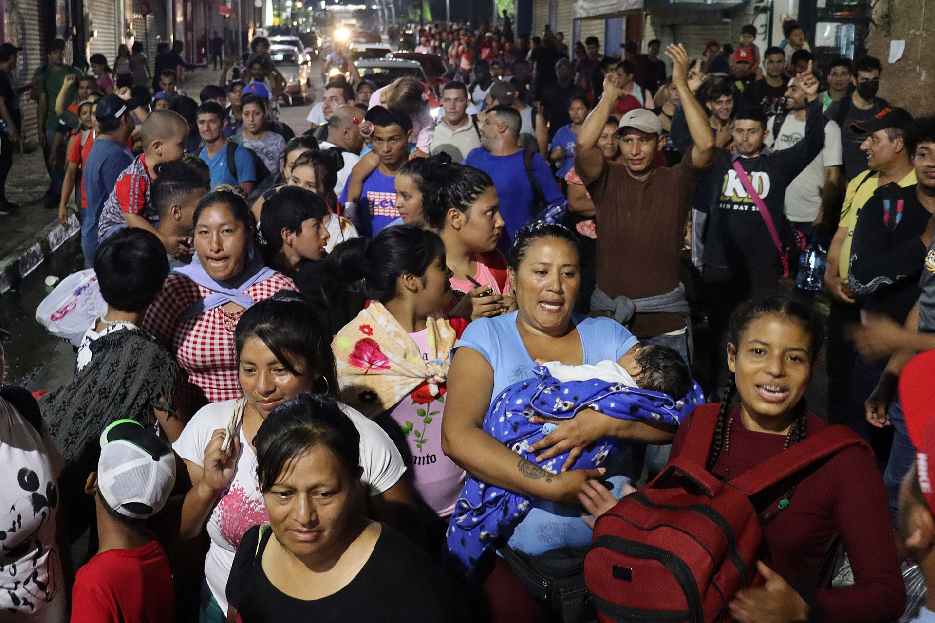 Caravana de migrantes venezolanos parte del sur de México pese a nuevas medidas de EUA