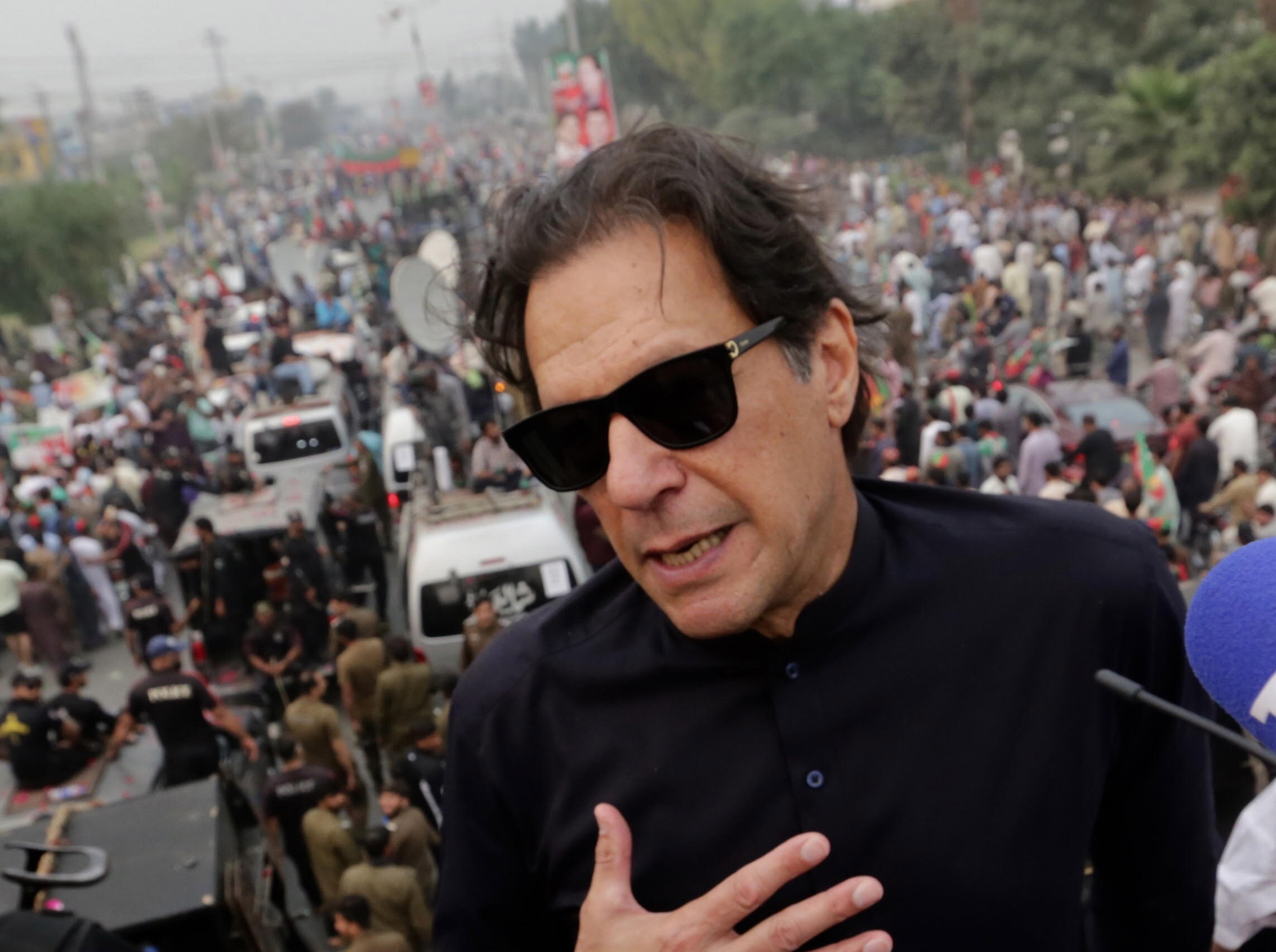 Ex primer ministro de Pakistán resulta herido de bala durante una marcha