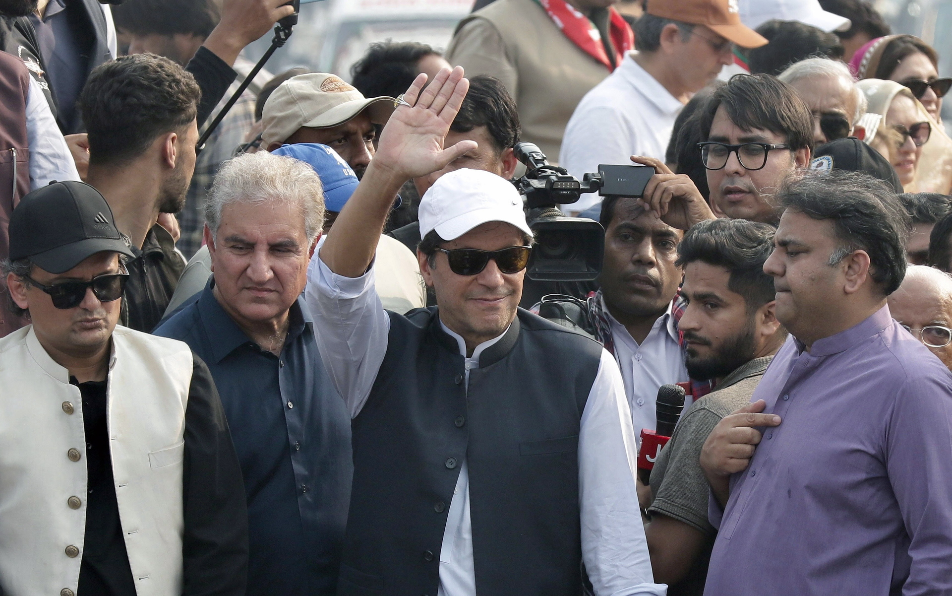 Ex primer ministro de Pakistán se reporta estable tras recibir disparo