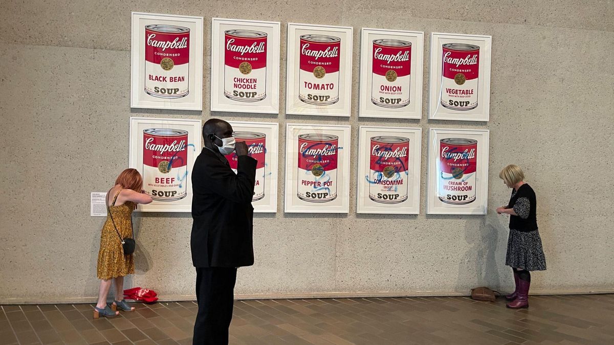 Activistas se adhieren con pegamento a la obra 'Latas de sopa Campbell' de Andy Warhol en Australia