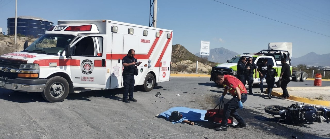 Motociclista pierde la vida al ser embestido por camión de personal en Ramos Arizpe