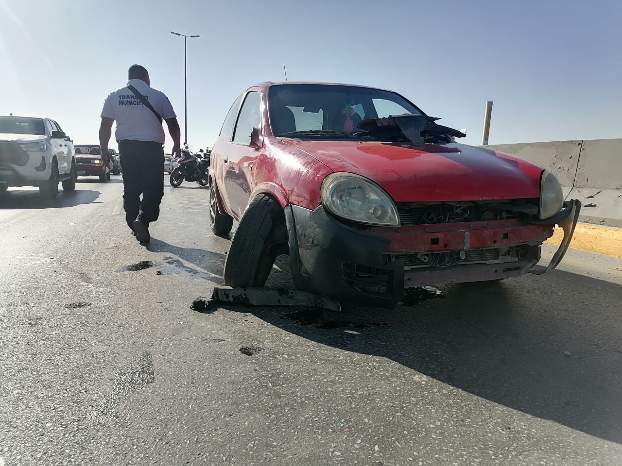 Joven conductora choca contra ballenas del periférico de Torreón en ...