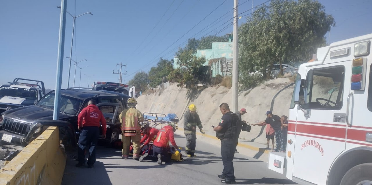 Conductora choca su camioneta al tomar curva a exceso de velocidad en Ramos Arizpe