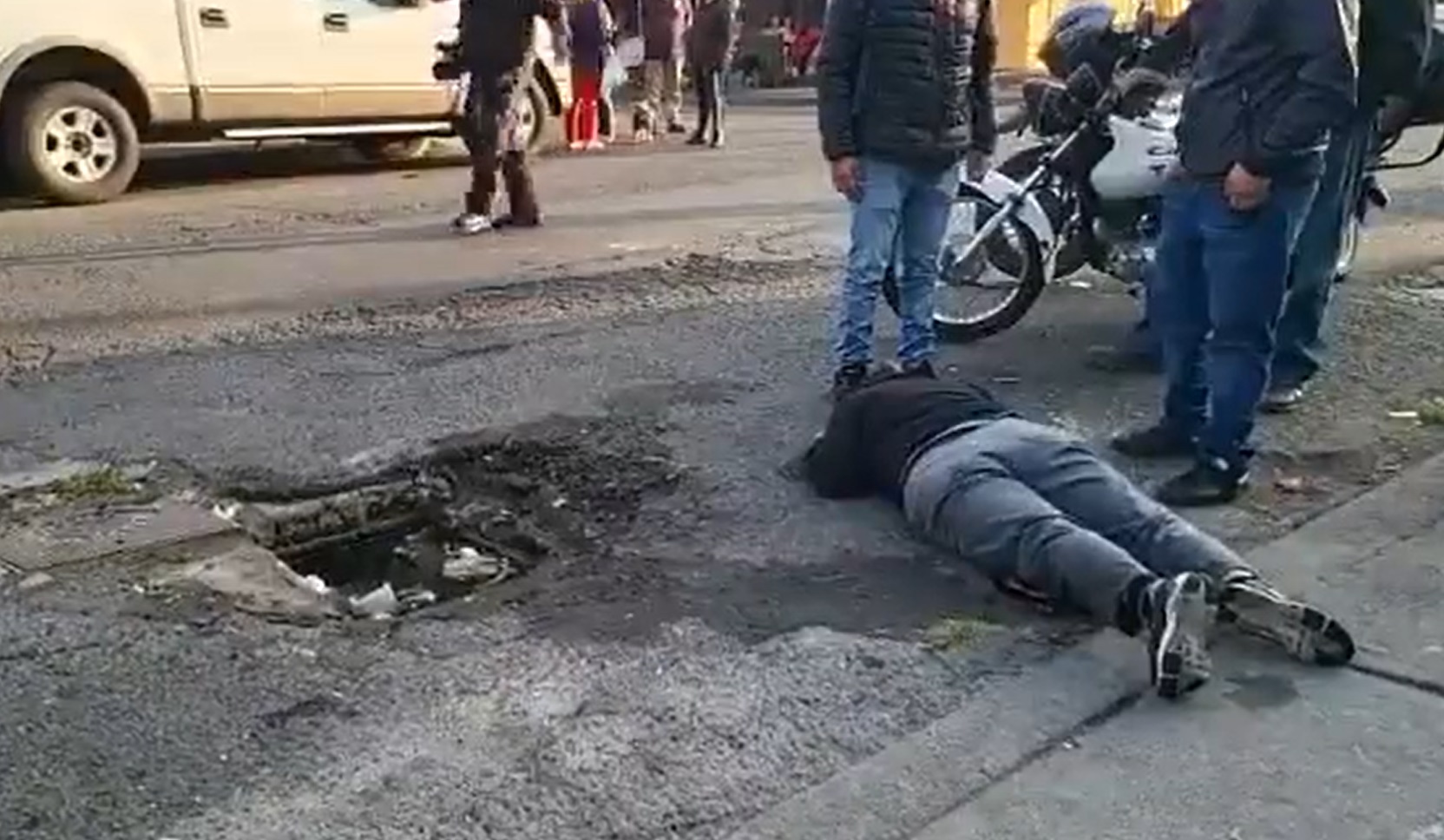 Otra vez, una mujer cae a una coladera al intentar evitar un asalto en la Ciudad de México