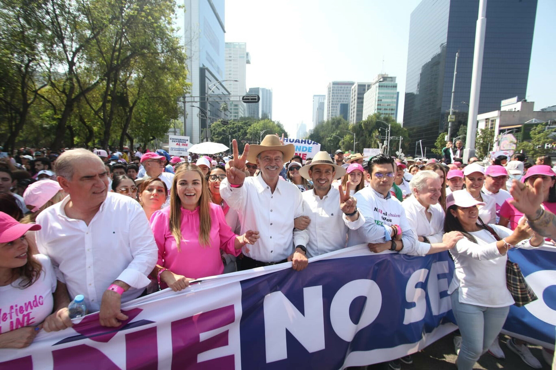 AMLO exhibe nombres de asistentes a la marcha a favor del INE
