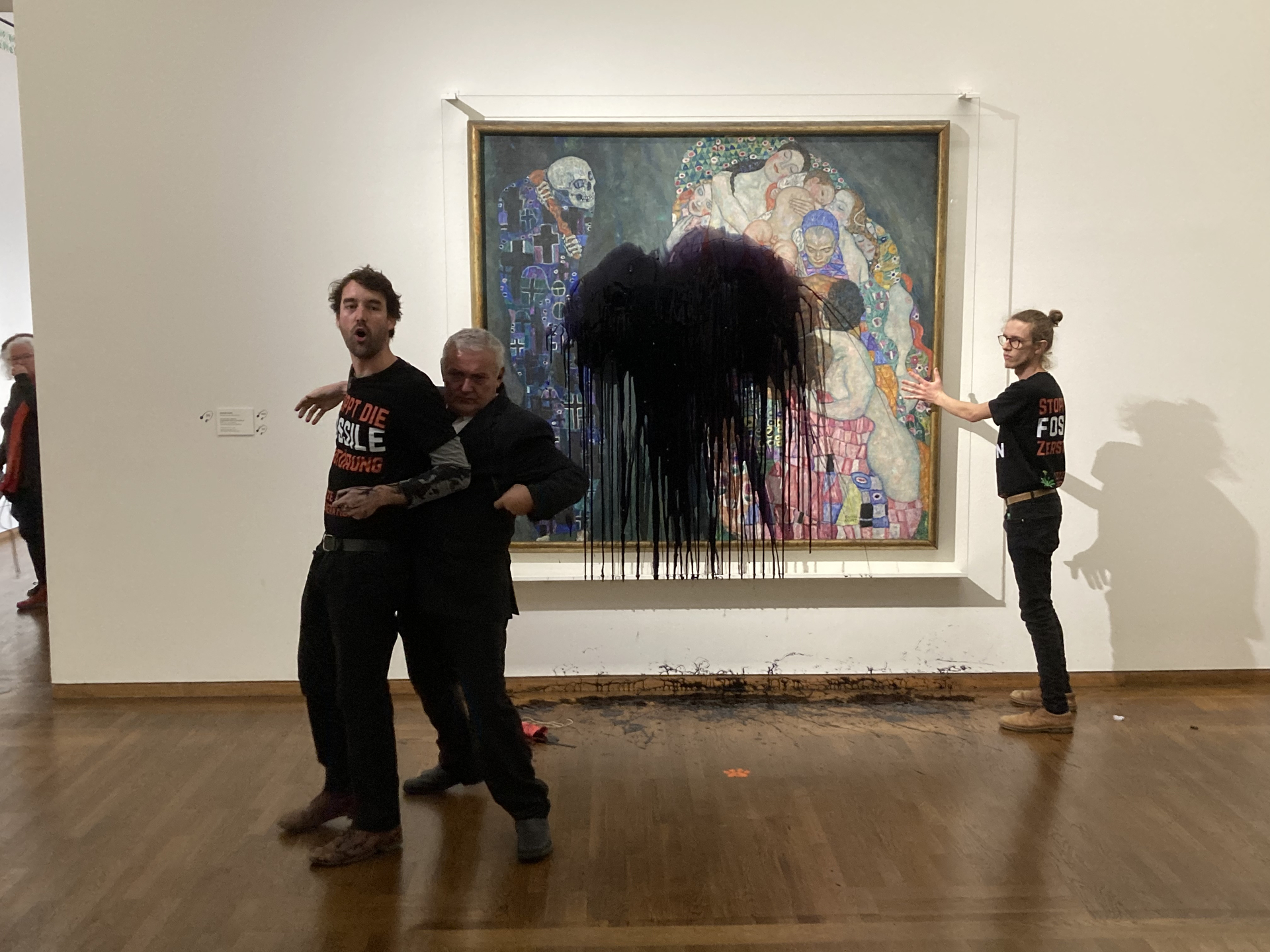 Activistas climáticos arrojan líquido negro a pintura de Gustav Klimt