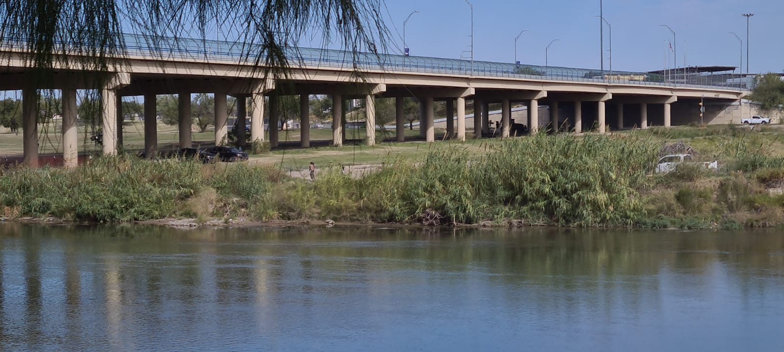 Grupo de 10 migrantes cruza el río Bravo pese bajas temperaturas