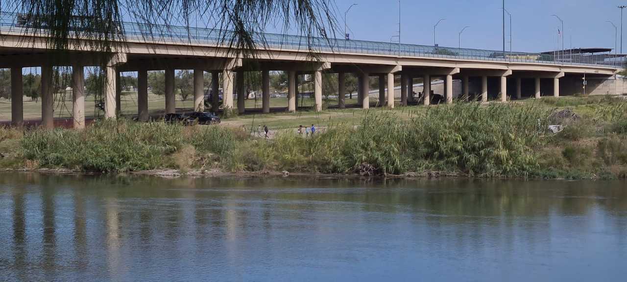 Migrantes cruzan río Bravo pese a frío