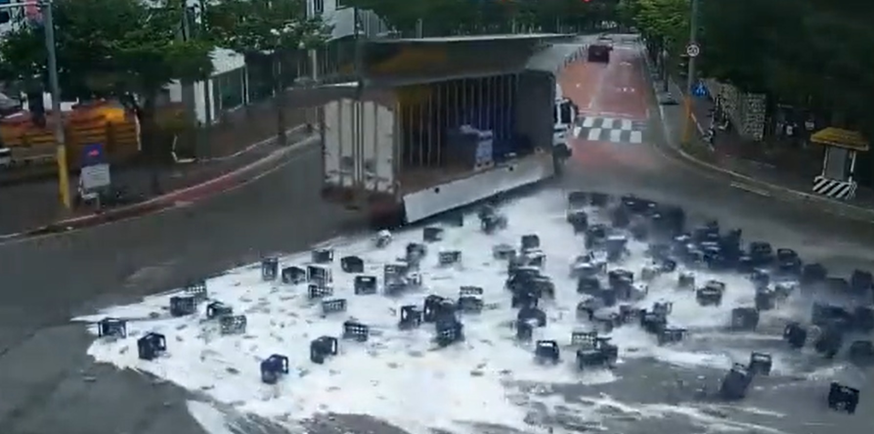 Camión derrama varias cajas de cerveza en Corea y ciudadanos ayudan al chofer
