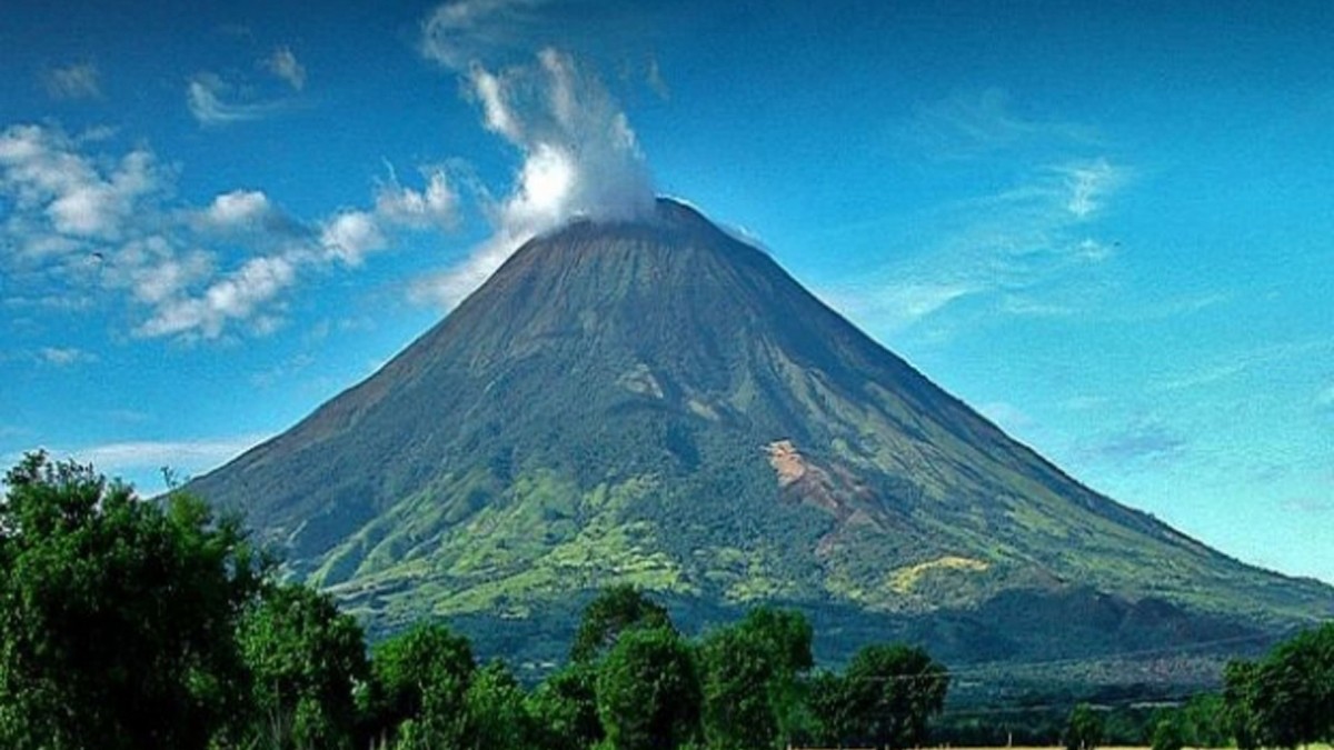 Autoridades llaman a salvadoreños a estar alerta por explosiones volcánicas