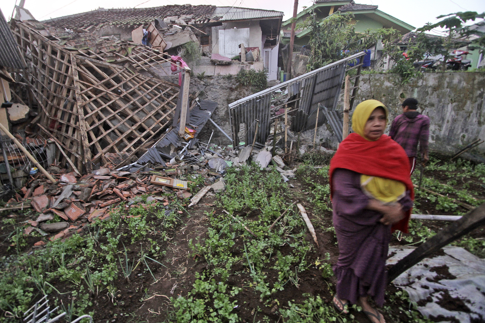 Mueren al menos 162 personas tras un sismo en Indonesia