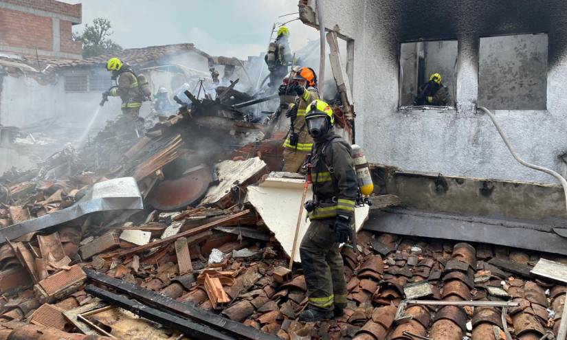 Pierden la vida al menos ocho personas tras el desplome de una avioneta en Colombia