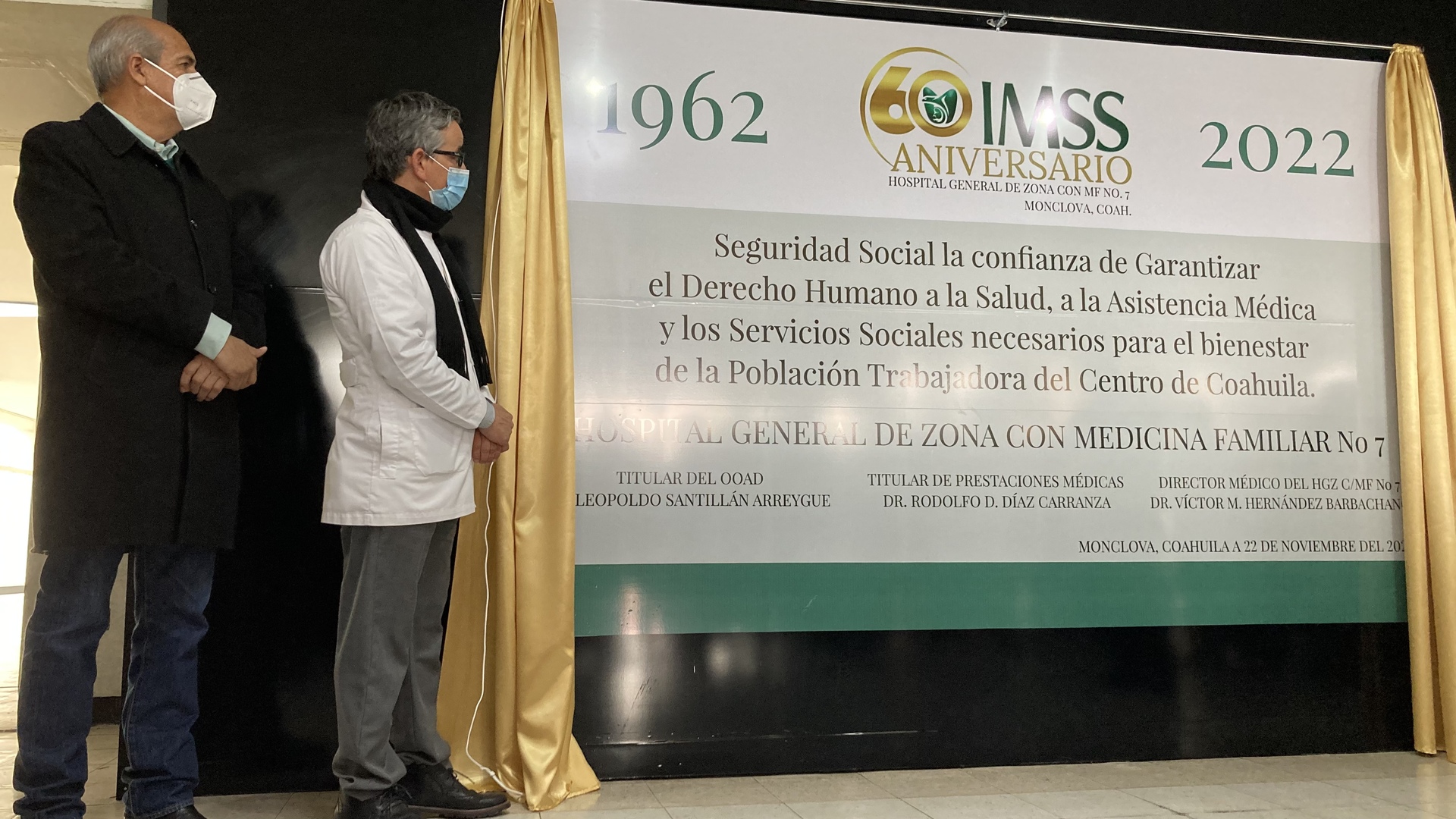Develan placa por 60 años del IMSS en Monclova