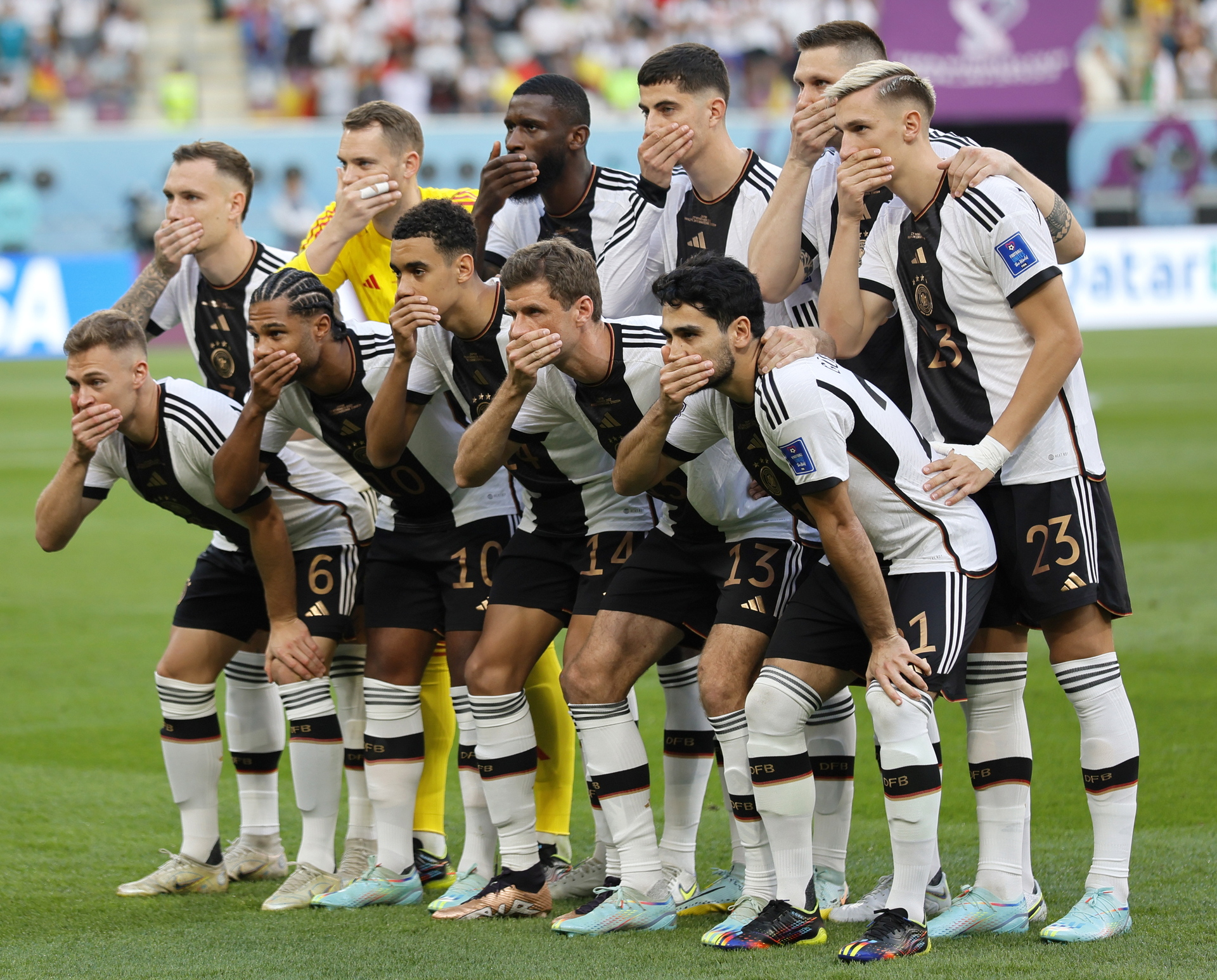 La razón por la que la selección de Alemania se cubrió la boca en su foto antes del partido