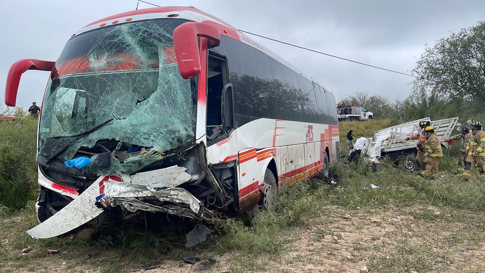 Fallecen dos personas en choque de camión de pasajeros y camioneta en Acuña