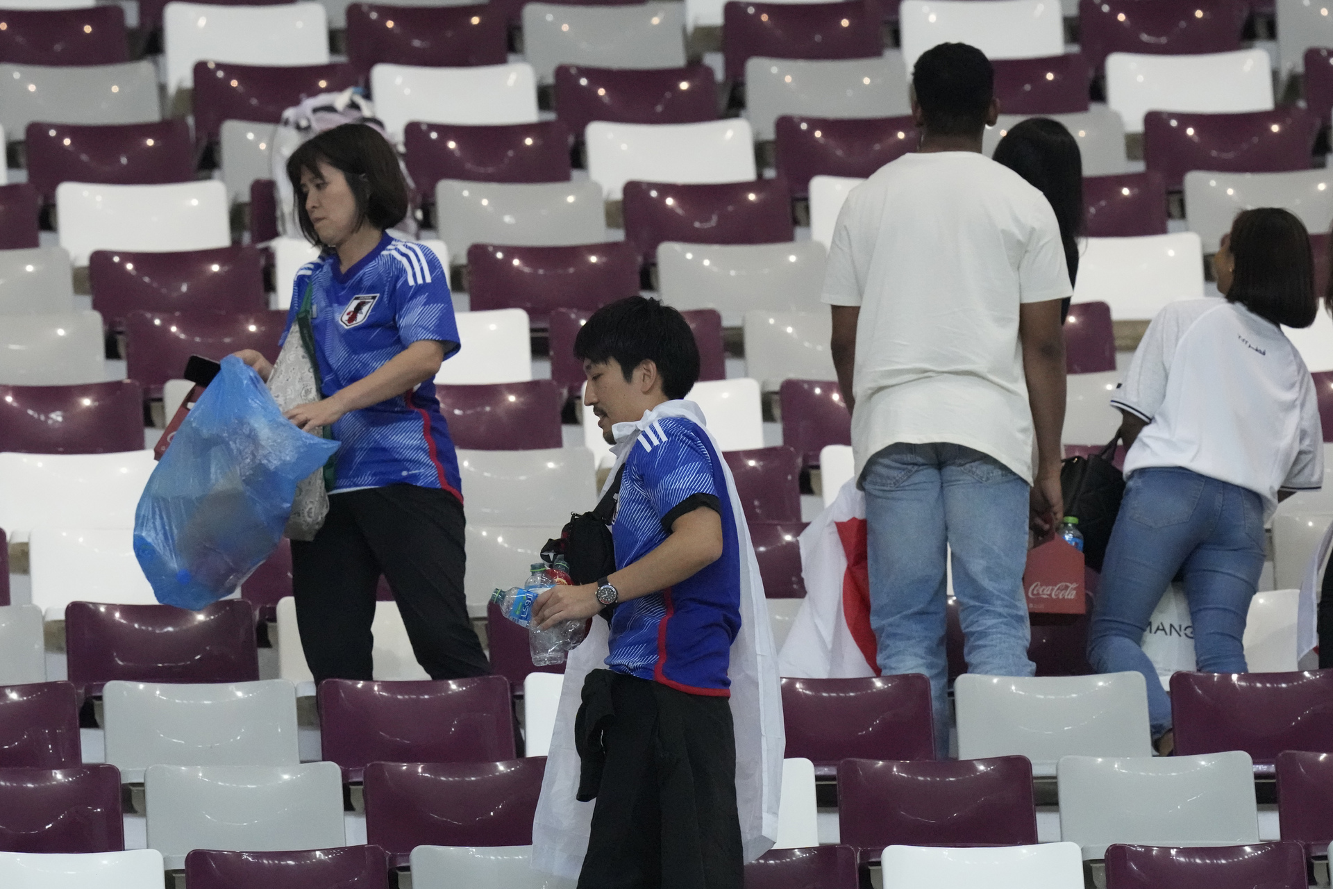 ¡Ejemplo mundialista! Aficionados de Japón limpian el estadio tras partido contra Alemania