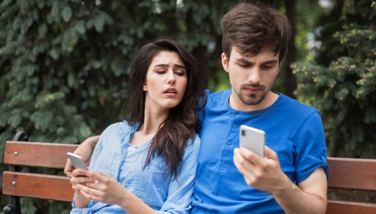 ¿Tu pareja revisa tu celular? Encuesta revela lo 'tóxicos' que son los mexicanos