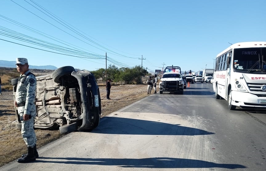 Vehículo vuelca luego de ser impactado por un tráiler en Ramos Arizpe